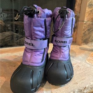 Sorel snow boot with removable felt inside